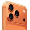 Smartphone laranja com sistema de câmara tripla em close-up