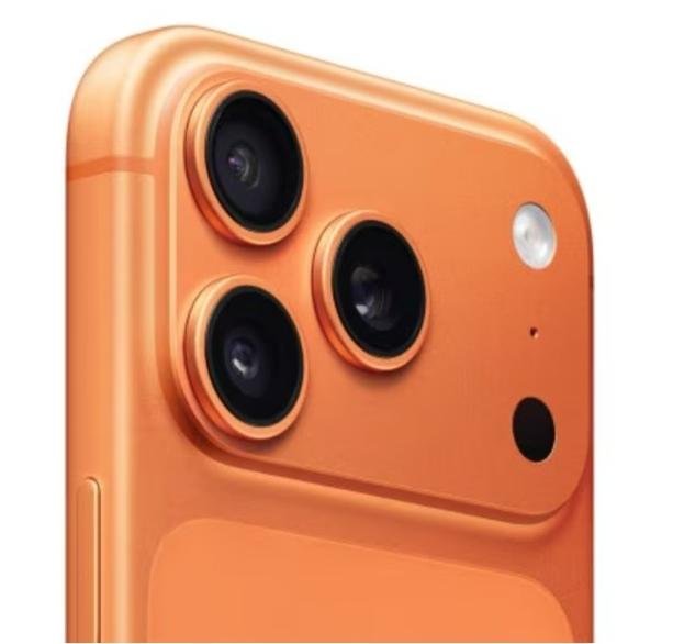 Smartphone laranja com sistema de câmara tripla em close-up